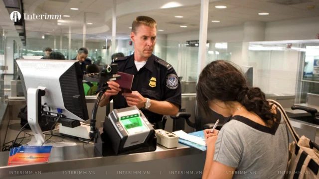 Mỹ thu hồi hơn 300.000 visa, tăng cường kiểm soát người nhập cư iểm tra hộ chiếu và visa tại sân bay